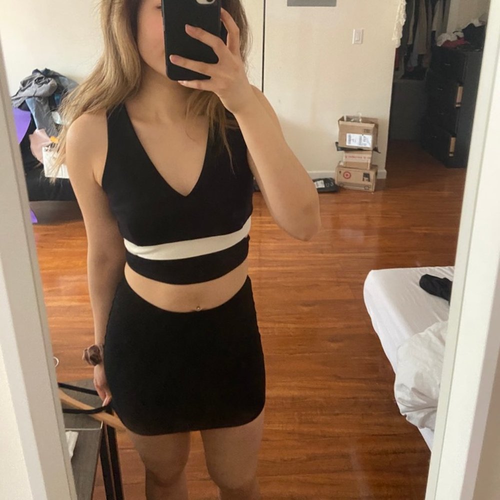 Black and White Express Crop Top Side Keyhole Crop